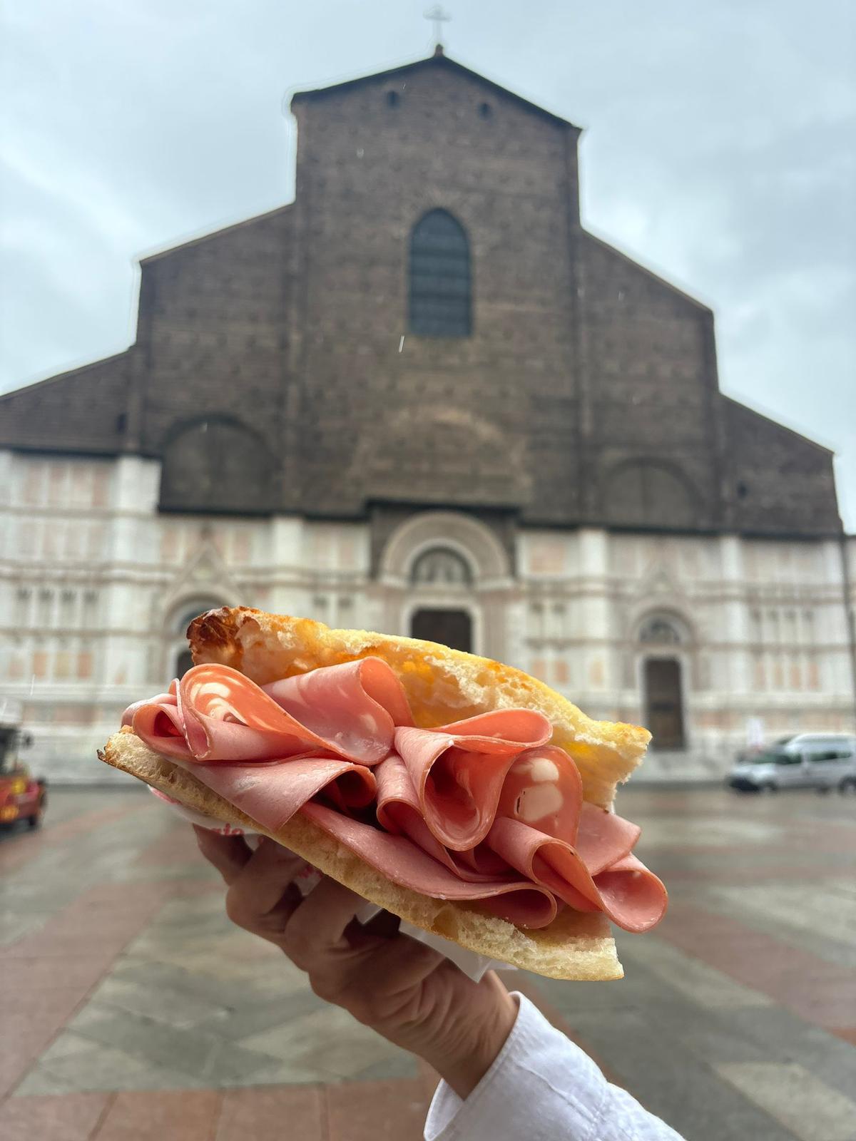 All’Antico Vinaio apre a Bologna e gli dedica una schiacciata